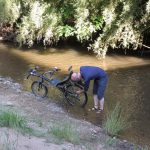 Lavage vélo à la rivière