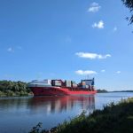 Porte container sur le canal