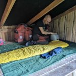 Lolo installe nos lits dans le Shelter