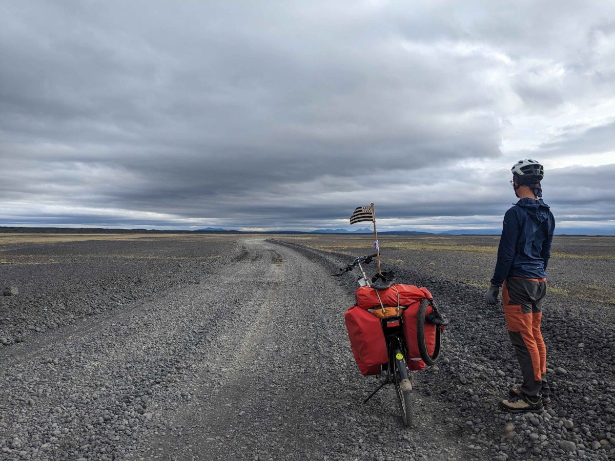Lolo face à l'immensité désertique