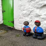 Il y a plein de galets peints comme cela devant les maisons