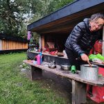 Coco bien installée pour cuisiner