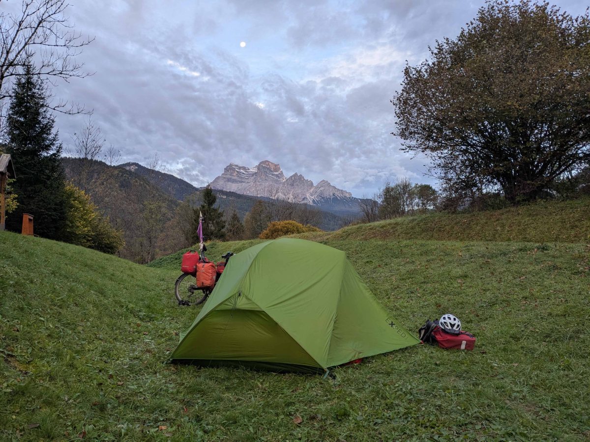 On ne dirait pas mais ce fut un bivouac bruyant... La route passait pas loin!