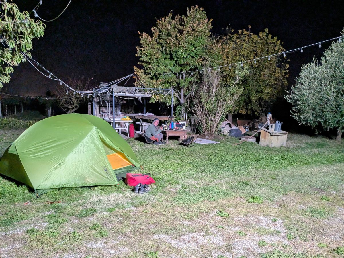 Bien installés près de la grange du jardinier