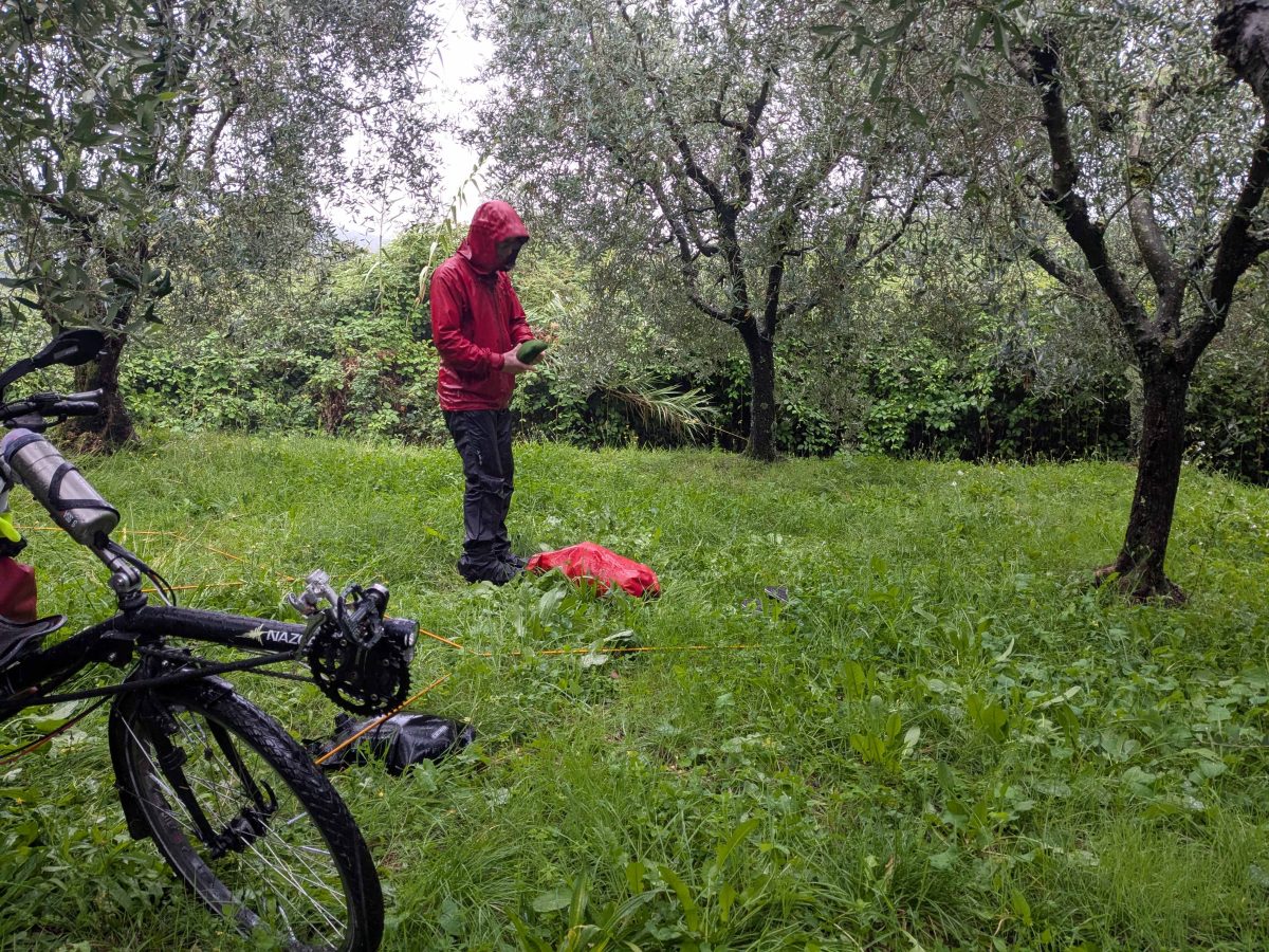 Lolo monte la tente sous la grosse pluie