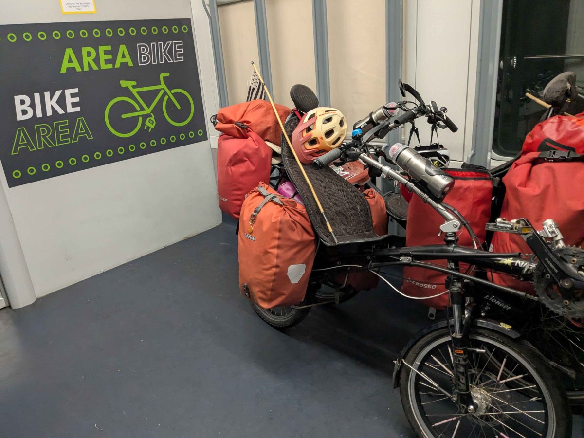Emplacement pour les vélos dans les trains régionaux, y'a même des prises