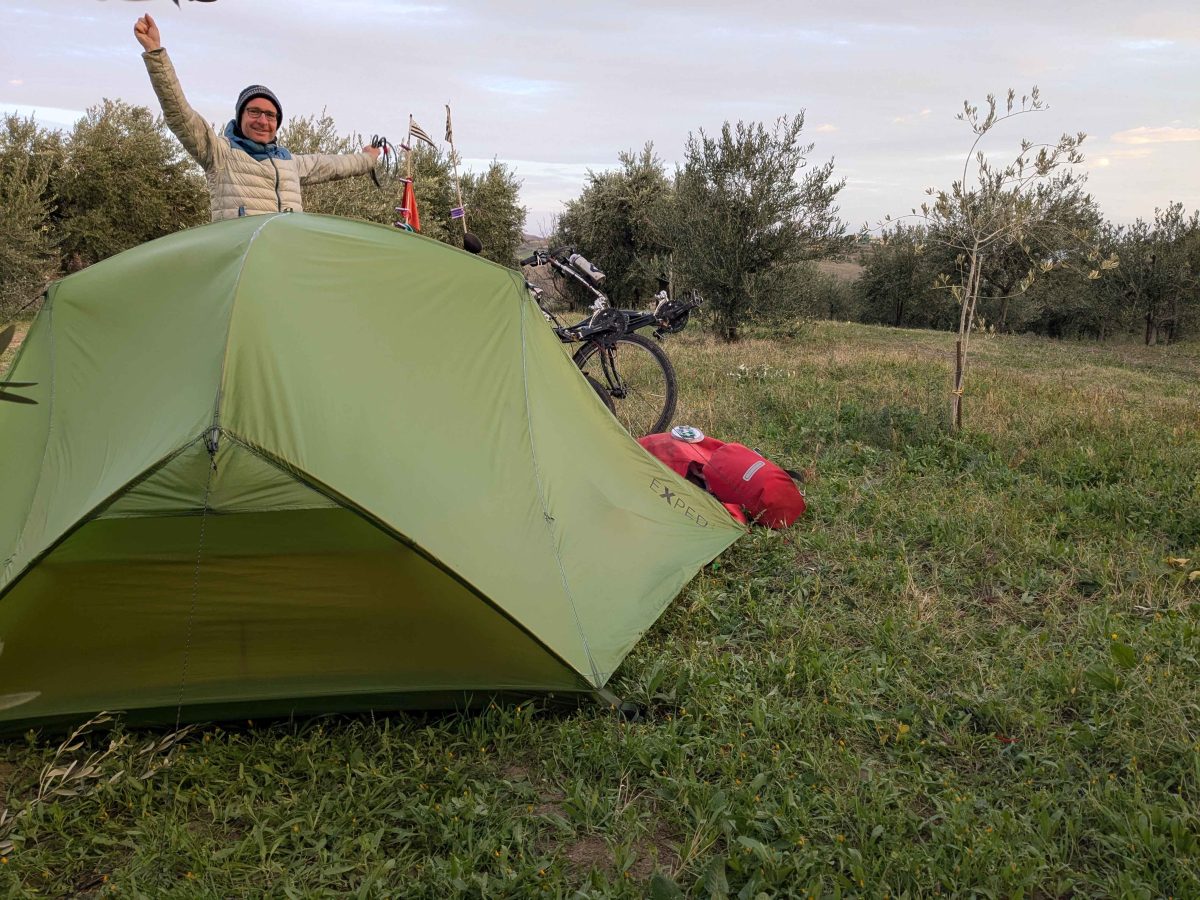 Bivouac dans un verger d'oliviers
