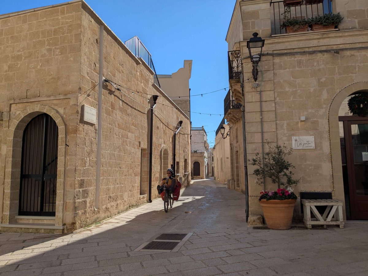 Lolo dans les ruelles de Maruggio