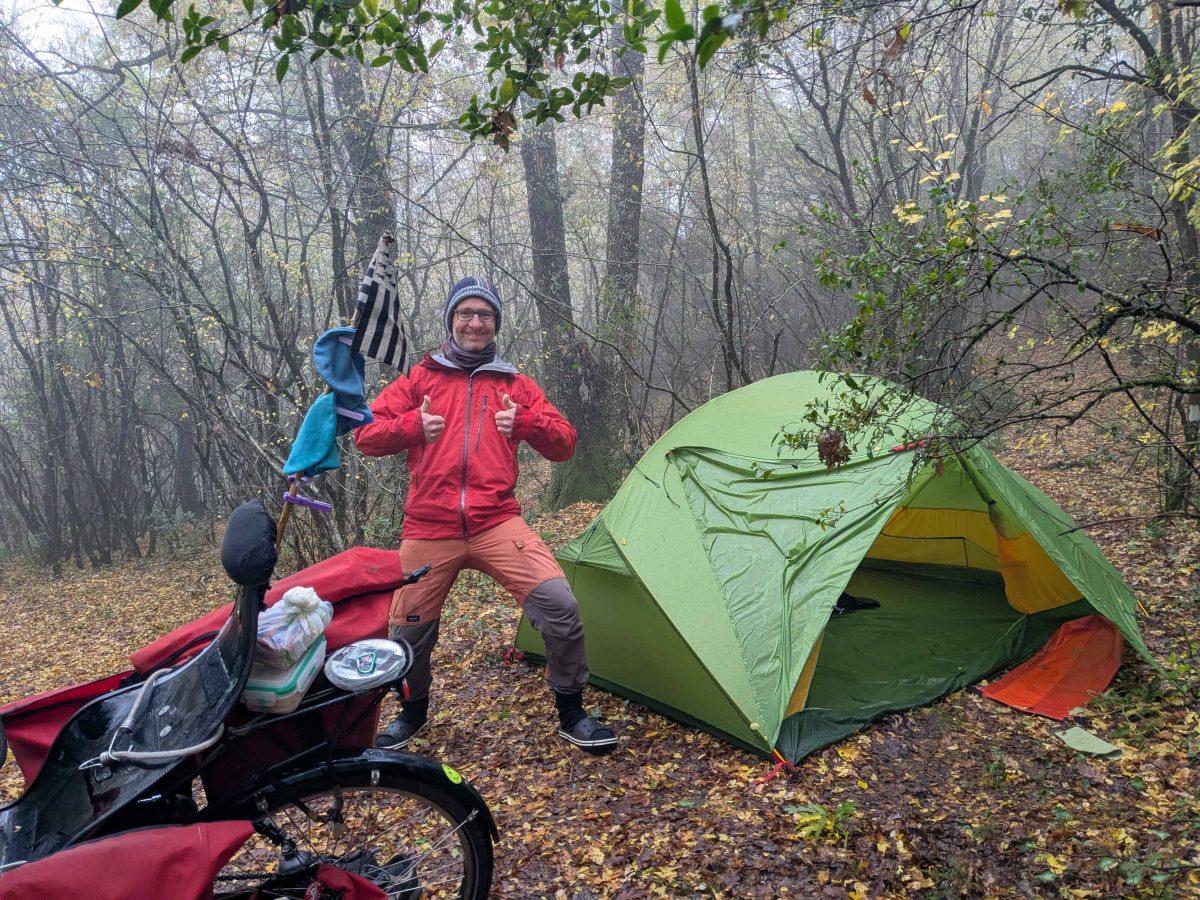 Camper sous la pluie Lolo kiffe à donf!!!